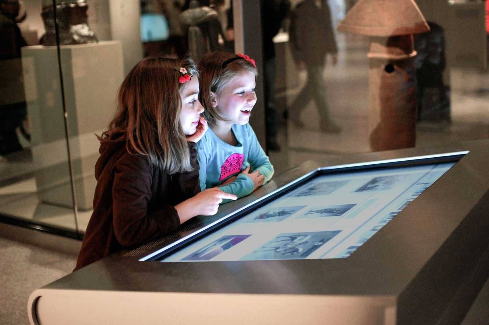 Интерактивный стол в музее